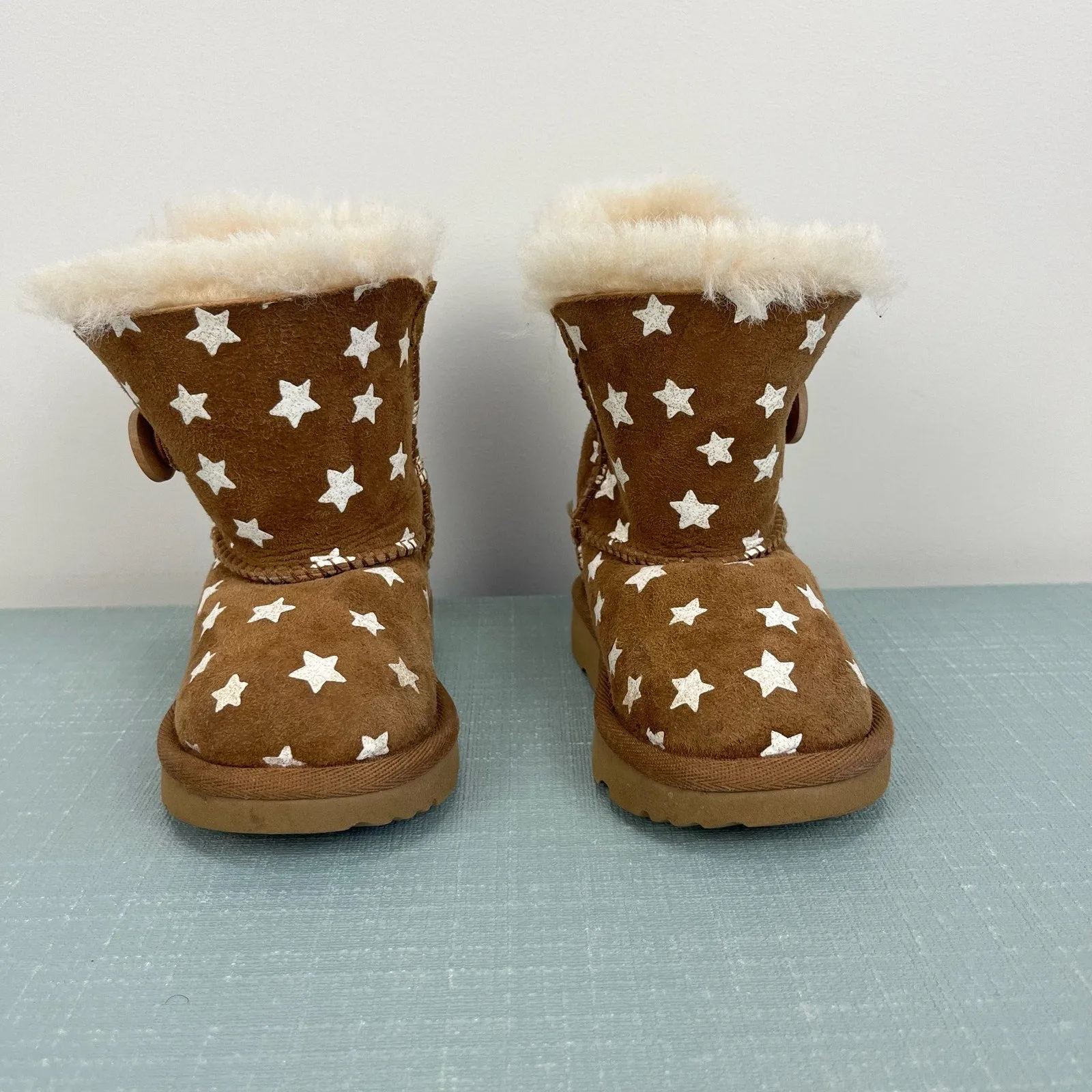 Ugg Bailey Button II Starlight Boot Chestnut 6